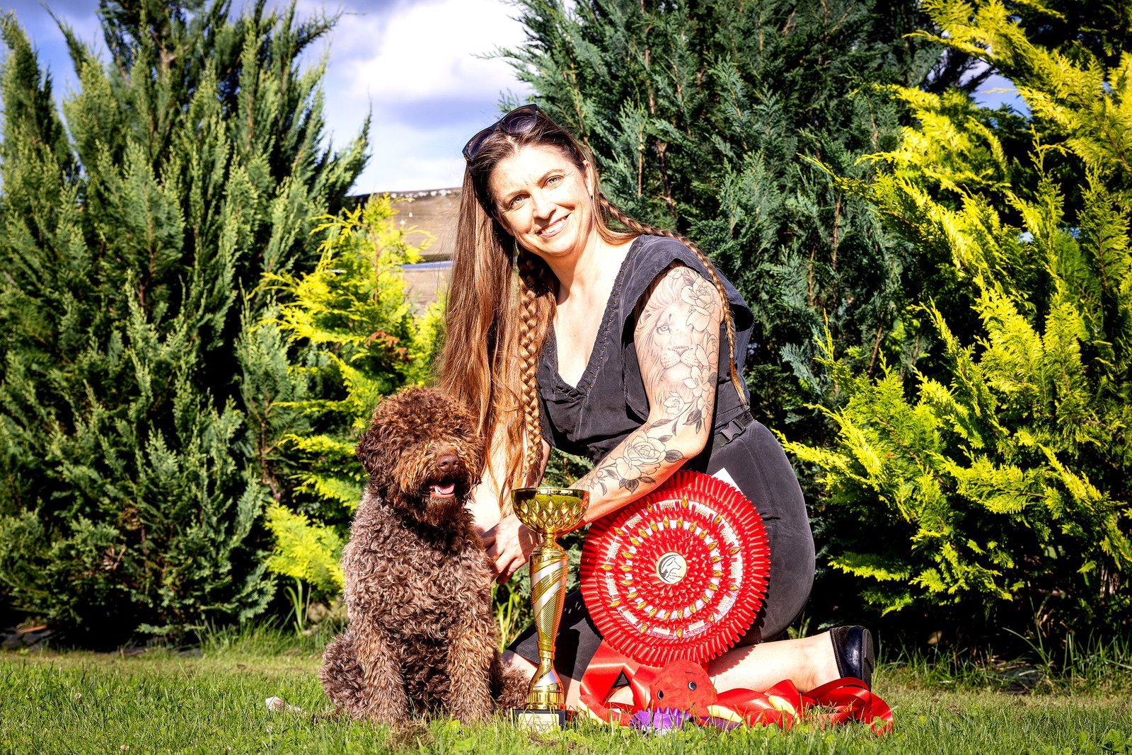 Lagotto Romagnolo čempions ar trofeju - Romanjas ūdenssuns, Junior Champion tituls, Latvijas audzētava Arivi Paisumi